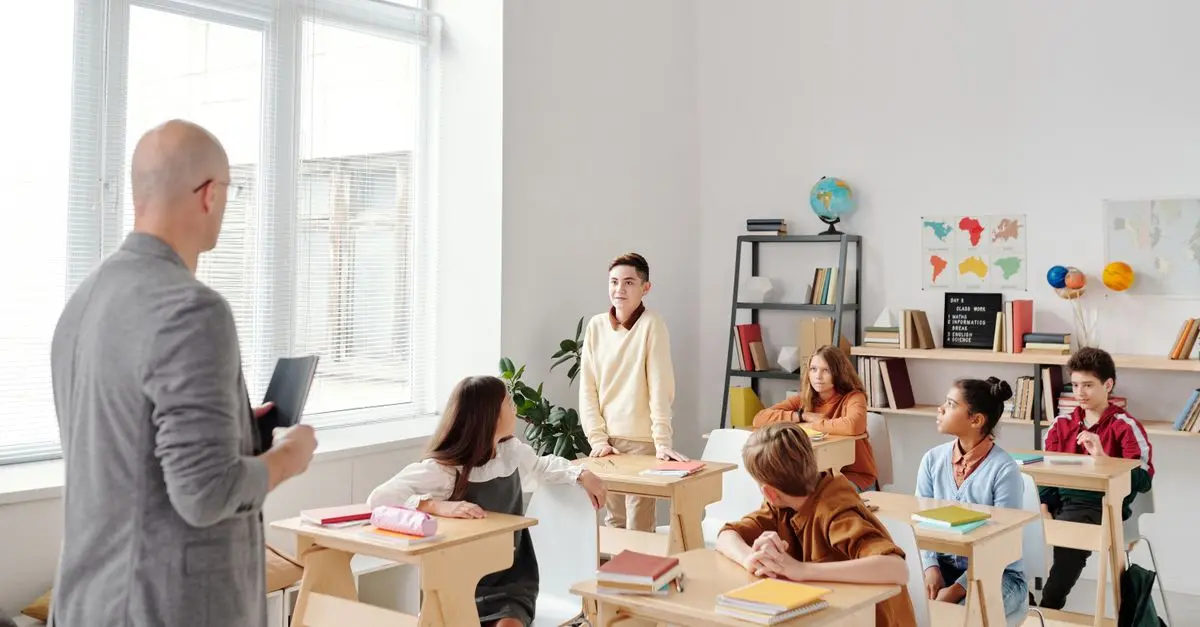 Cómo seleccionar la mejor herramienta de educación digital para tu aula